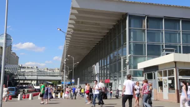 Kursky railway terminal and passengers (also known as Moscow Kurskaya railway) is one of the nine railway terminals in Moscow, Russia — 图库视频影像